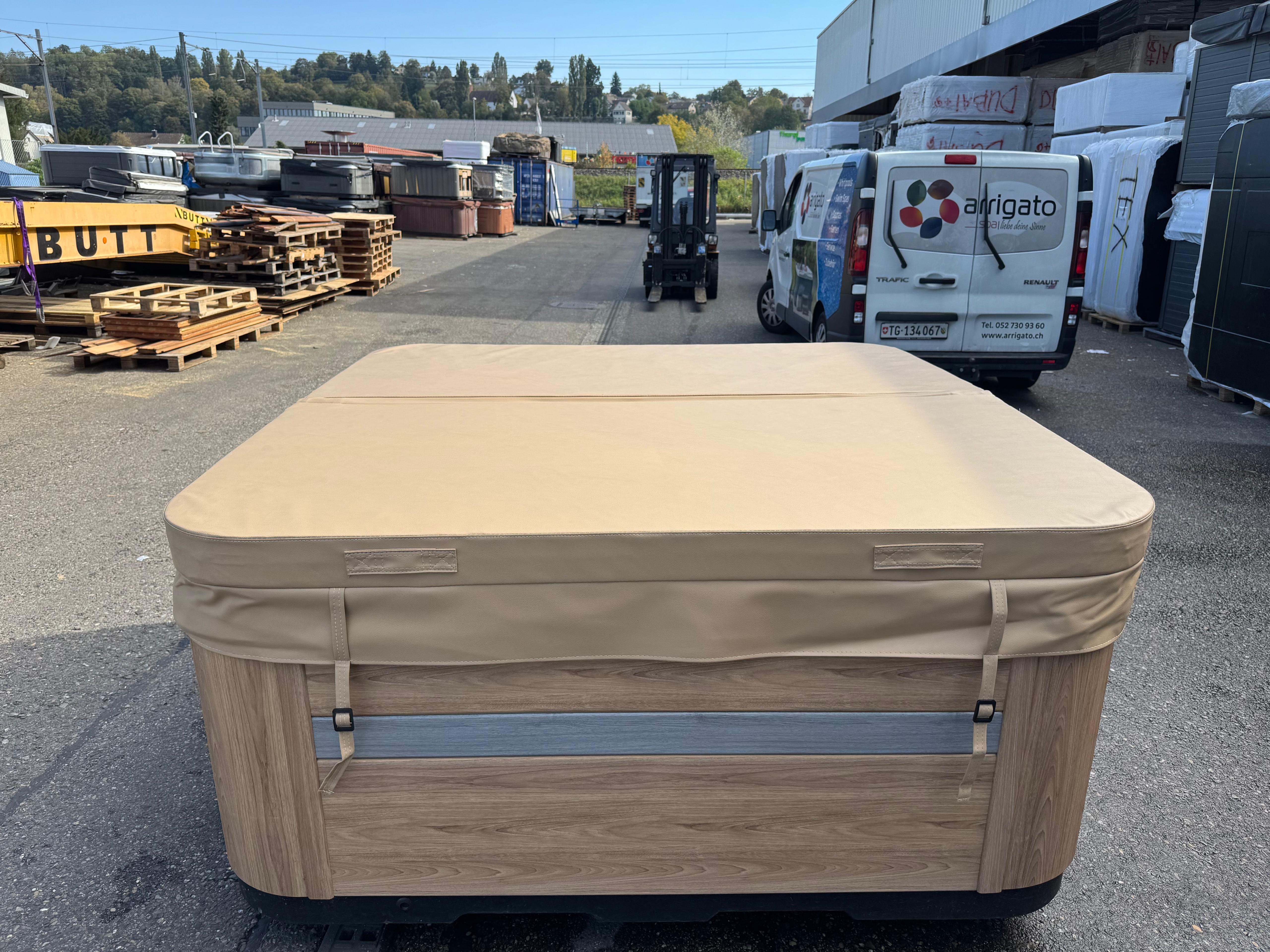 Whirlpool Charlotte – Occasion | 4–5 Personen | CHF 4'000.–